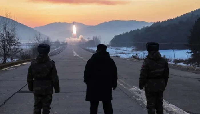 North Korea Hypersonic Missile Test: वेनेजुएला पर अमेरिकी हमलों के बाद किम जोंग ने लॉन्च किया हाइपरसोनिक मिसाइल, दुनिया में बढ़ी चिंता North Korea