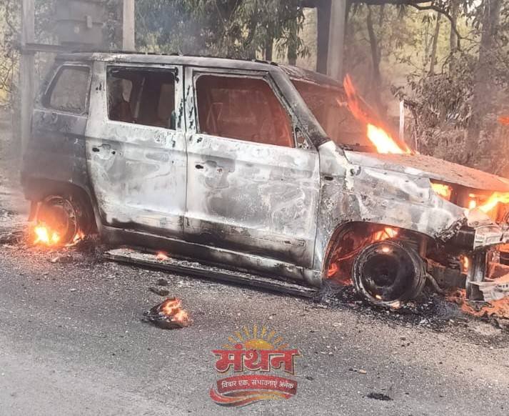 (कोरबा) बांकीमोंगरा-सुतर्रा मुख्य मार्ग पर चलती बोलेरो निओ में लगी भीषण आग