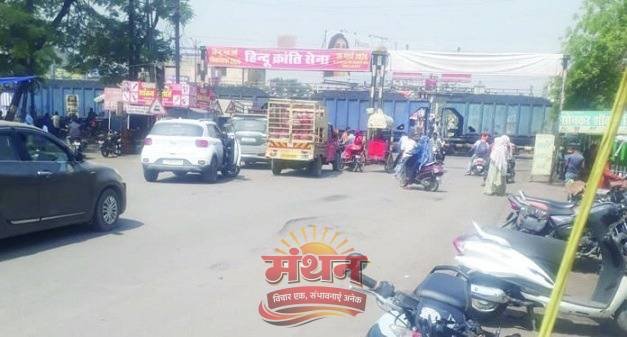 (कोरबा) रेलवे क्रासिंग पर घंटो मालगाड़ी खड़ी होने लोग से राहगीर हुए परेशान