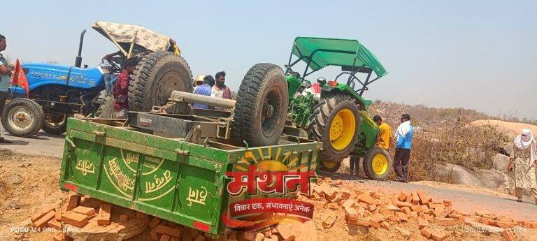 कोरबा) झोराघाट पिकनिक स्पॉट मार्ग पर पलटा बेकाबू ट्रैक्टर-बाल-बाल बचे लोग