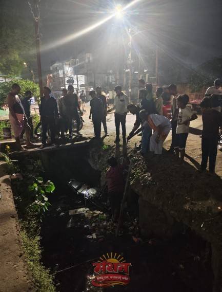 (कोरबा) अंचल के डीडीएम मार्ग स्थित साईं पैलेस के पास खुले नाले मे गिरा युवक-सीढ़ी से निकला गया बाहर