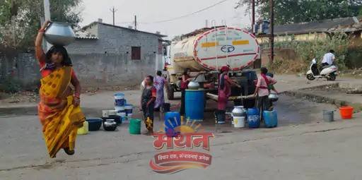 (कोरबा) टंकी-बोर फेल होने पर बस्तियों में की जा रही टैंकर से जल आपूर्ति