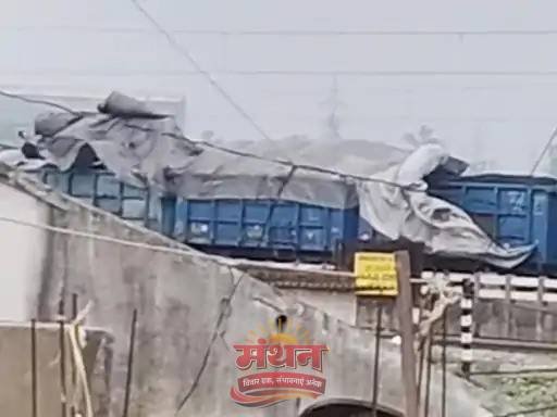 (कोरबा) जिले में आंधी-तूफान से रुकी कोयला लदी मालगाड़ी