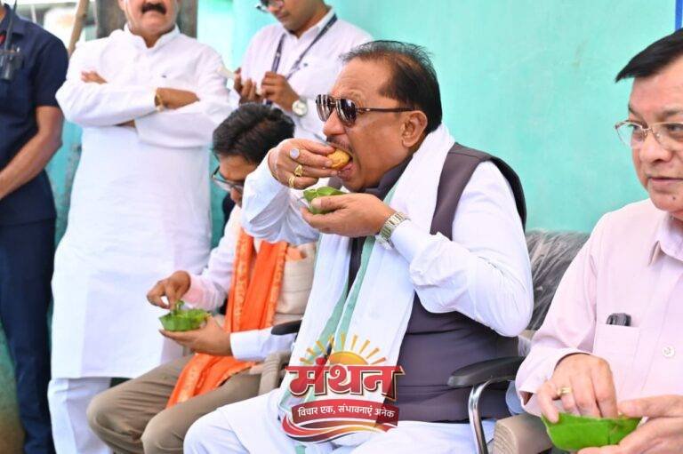 (कोरबा) प्रदेश के मुख्यमंत्री विष्णु देव साय ने ग्राम लेमरू में श्रीमती मंजू यादव के ठेले पर लिया गुपचुप का स्वाद