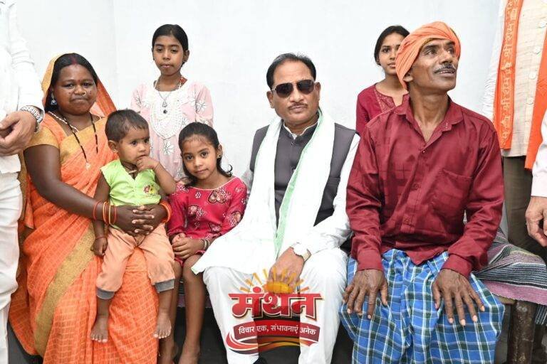 (कोरबा) मुख्यमंत्री विष्णु देव साय पहुंचे हितग्राही धरम सिंह के घर-नवनिर्मित्त आवास में कराया गृह प्रवेश