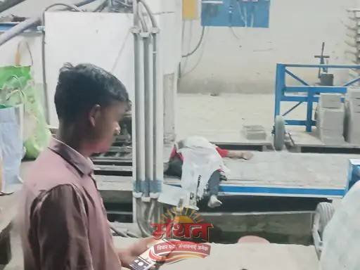 (कोरबा) राखड़ ईंट फैक्ट्री के घटित हादसे में महिला मजदूर की मृत्यु-लगभग 4 घंटे चला धरना प्रदर्शन