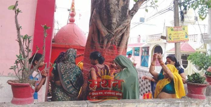 (कोरबा) सोमवती अमावस्या पर बरगद-पीपल की हुई पूजा-मंदिरों में श्रद्धालुओं की लगी भीड़