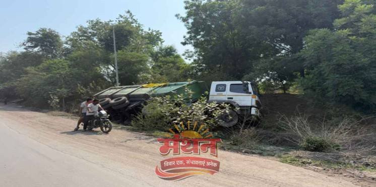 (कोरबा) रिशाद पुल के पास अनियंत्रित होकर पलटा ट्रैलर-चालक, सहचालक सुरक्षित