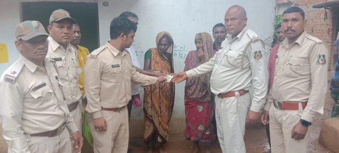 (कोरबा) हाथी की हमले से ग्रामीण की मृत्यु पश्चात वन विभाग ने मृतक की पत्नी को दी 25 हजार की सहायता राशि