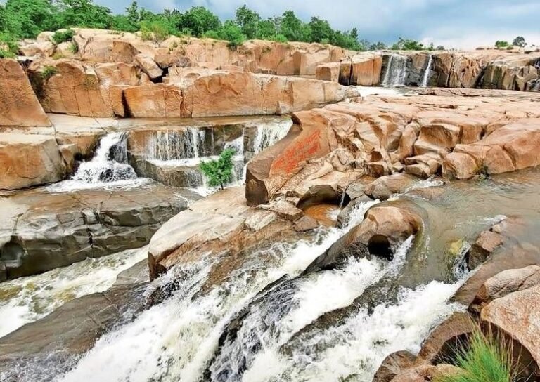 (कोरबा) देवपहरी जलप्रपात में बारिश में बढ़ा फिसलन का खतरा