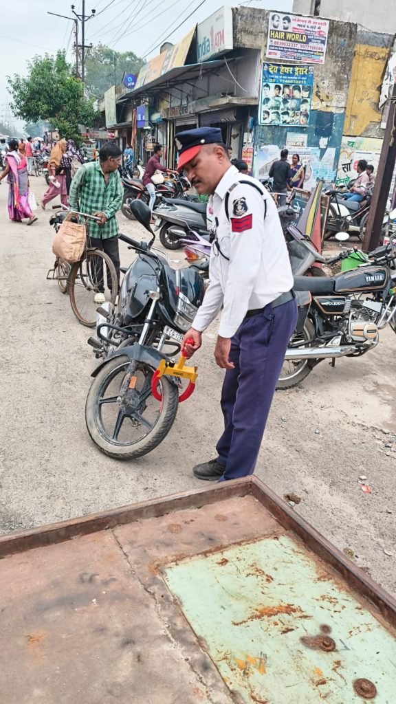 (कोरबा) यातायात पुलिस ने सख्त कार्यवाही करते हुए मॉडिफाइड बुलेट, ट्रिपल सवारी और नो पार्किंग पर 5.38 लाख से अधिक का वसूला समन शुल्क