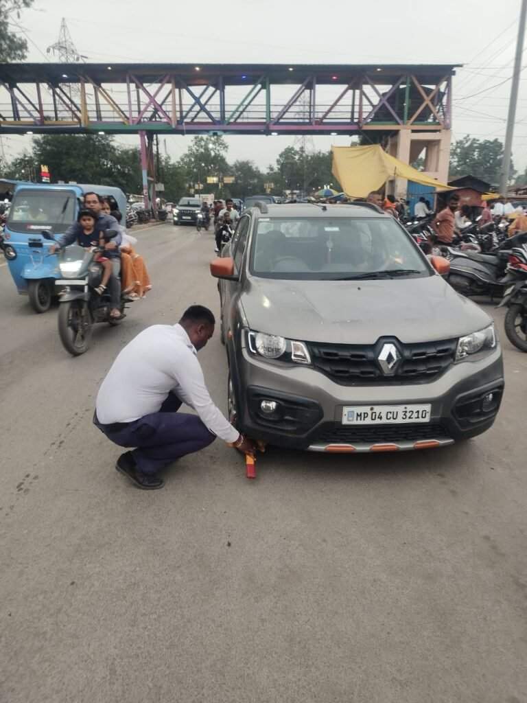 (कोरबा) बुधवारी बाजार में यातायात पुलिस ने की वाहन लॉक की कार्यवाही