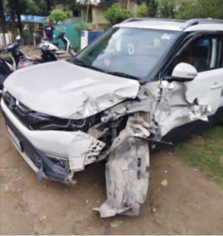 (कोरबा) खड़े ट्रैलर से टकराई ब्रेजा कार-कर्मचारी बचा बाल-बाल