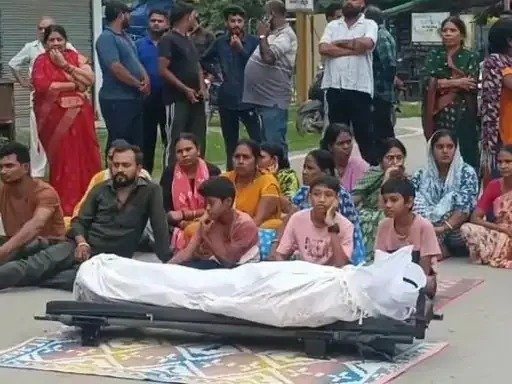 (कोरबा) विद्यालय बस की टक्कर से बुजुर्ग की मृत्यु पश्चात परिजनों ने किया चक्काजाम
