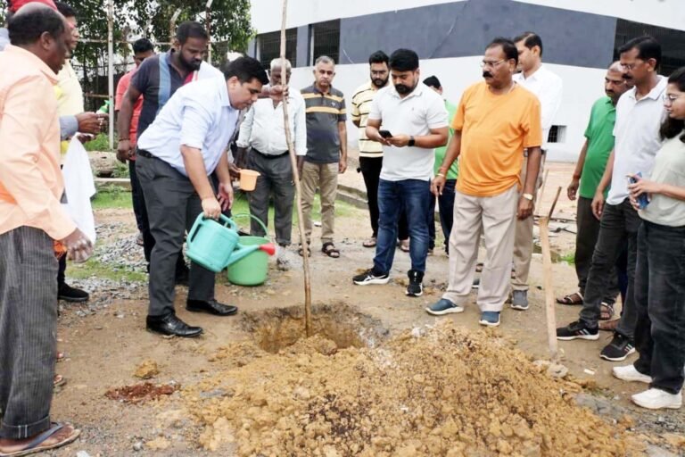 (कोरबा) कलेक्टर, आयुक्त सहित अधिकारियों ने मल्टीलेवल पार्किंग के समीप किया वृक्षारोपण