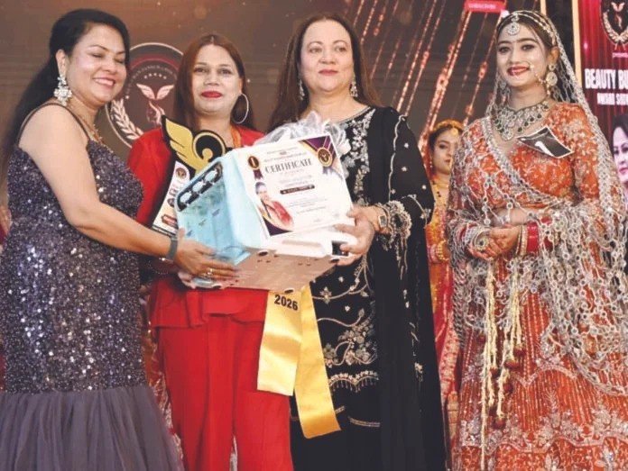 (कोरबा) राखी को स्पर्धा जीतने पर मंदाकिनी ने पहनाया ताज