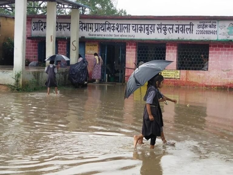 (कोरबा) चाकाबुड़ा विद्यालय में भरा पानी
