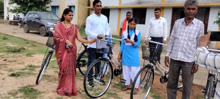 (कोरबा) लेमरू हाई स्कूल के विद्यार्थियों को प्रदान की गयी साइकिलें-शिक्षा से जुड़ाव मजबूत करने दिया संदेश