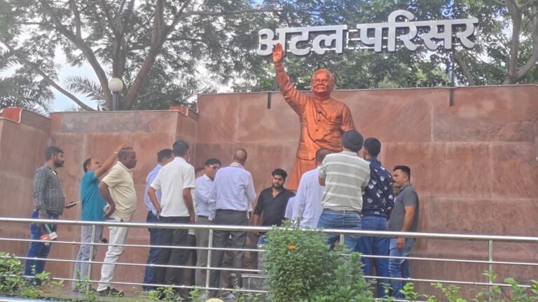 (कोरबा) अटल बिहारी वाजपेयी की प्रतिमा गुणवत्ता जांचने कटघोरा पहुंचे कार्यपालन अभियंता