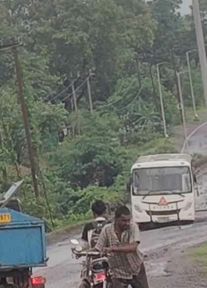 (कोरबा) डेंगूनाला पुल के गड्ढे में फंसी बस