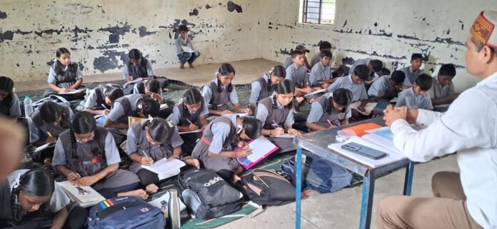 (कोरबा) सभापति नूतन सिंह ठाकुर ने विद्यालय में बच्चों को पढ़ाकर दिया शिक्षादान का संदेश