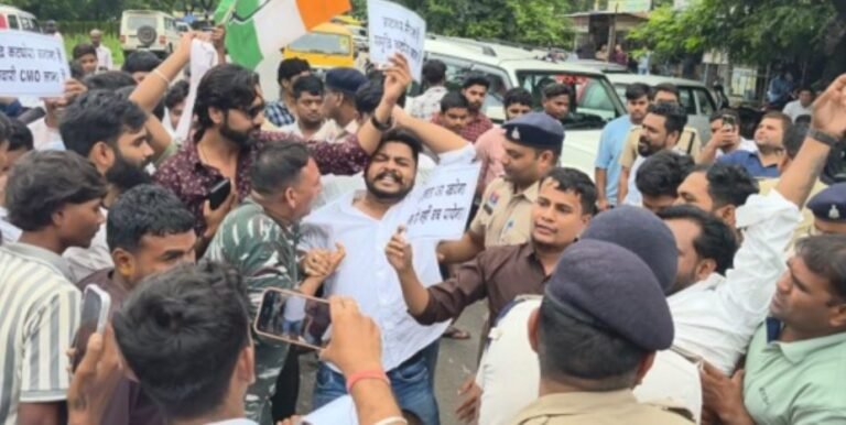 (कोरबा) अटल प्रतिमा निर्माण में भ्रष्टाचार का आरोप लगा युवा कांग्रेस ने किया अर्धनग्न प्रदर्शन -चक्काजाम का किया प्रयास
