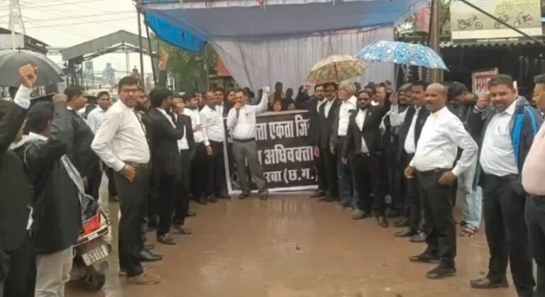 (कोरबा) बालको क्षेत्र की जर्जर सड़क को लेकर अधिवक्ताओ ने भी किया प्रदर्शन