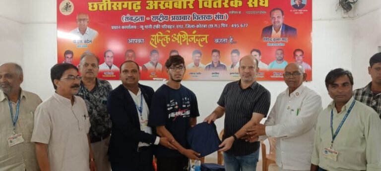 (कोरबा) अदानी कोरबा पावर लिमिटेड ने अखबार वितरक संघ को प्रदान किए रेनकोट