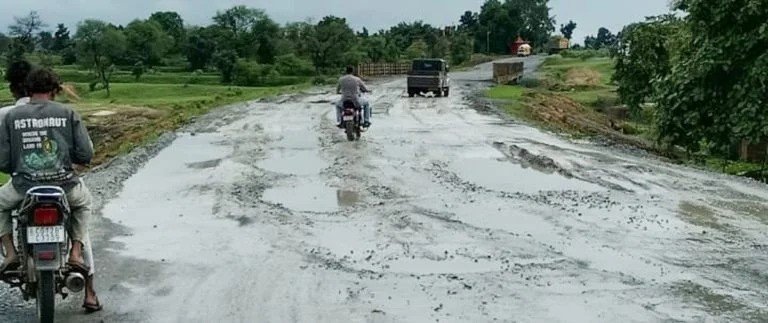 (कोरबा) मिट्टी डालने से और बिगड़ गयी जवाली-चाकाबुड़ा-खोलार नाला मार्ग की हालत-तत्काल गिट्टीकरण की मांग