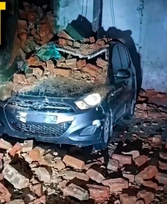 (कोरबा) अनवरत हो रही बारिश से पुरानी बस्ती में जर्जर भवन का गिरा हिस्सा-कार हुई क्षतिग्रस्त