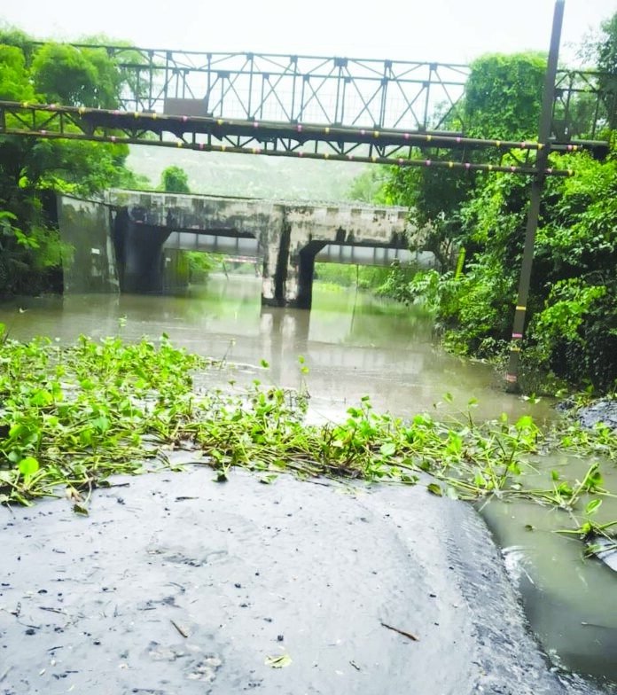 (कोरबा) मानिकपुर कोयला खदान से हनुमान चौक के रास्ते पर कीचड़ से बढ़ी परेशानी