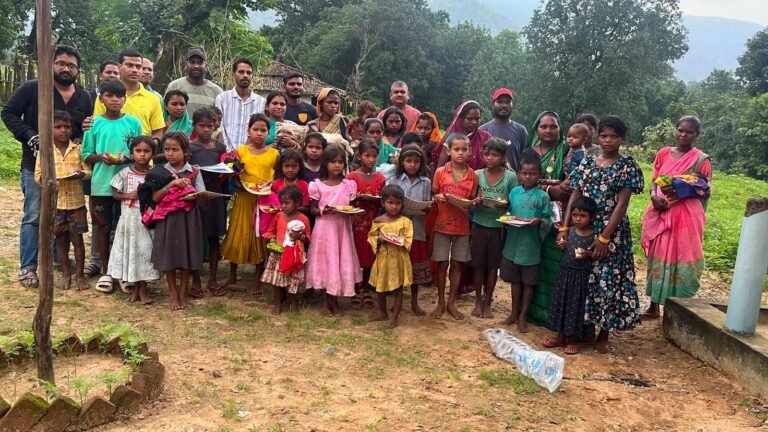 (कोरबा) बीहड़ अंचल में मास्टरमाइंड टीम ने बांटी खुशियां-महिलाओं-बच्चों को किया कपड़े और शिक्षण सामग्री का किया वितरण