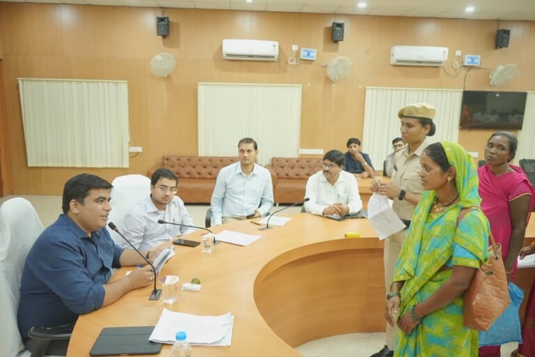 (कोरबा) कलेक्टर जनदर्शन में आमजनों ने रखीं अपनी समस्याएं, अधिकारियों को समय-सीमा में कार्यवाही के निर्देश