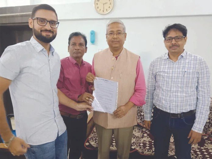 (कोरबा) त्यौहारी सीजन को लेकर रेलवे बढ़ाएं रेल सुविधाएं-रेल संघर्ष समिति ने सौंपा ज्ञापन