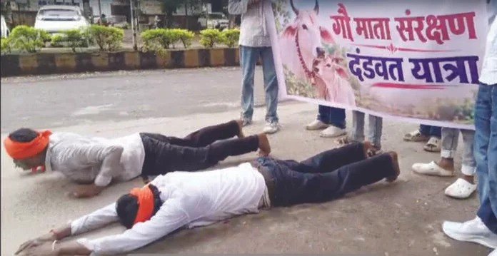 (कोरबा) दो सेवकों ने दंडवत यात्रा कर मांगा सुरक्षा प्रबंध