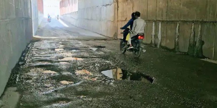 (कोरबा) कुचैना अंडरब्रिज में बारिश के बाद गड्ढे और अंधेरे से बड़ी परेशानी