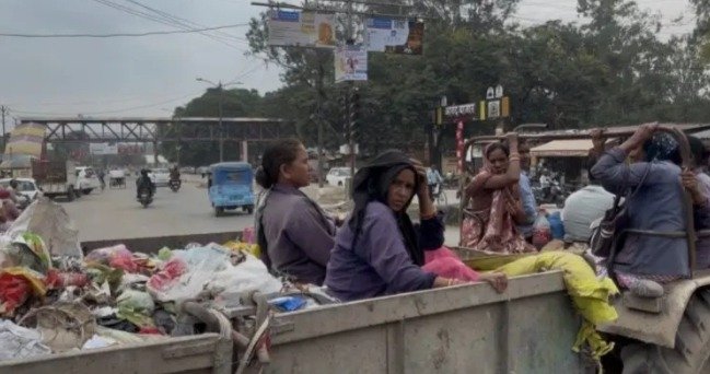 (कोरबा) कचरे से भरी ट्रैक्टर-ट्रॉली में बैठकर सफर कर रहीं सफाई दीदियां-महापौर ने दिए जांच के आदेश