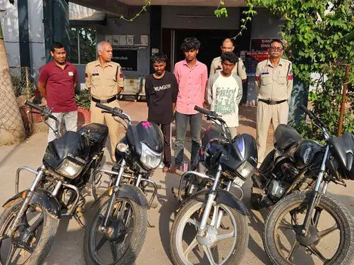 (कोरबा) शोरूम की छत तोड़ बाइक चुराने वाला कथित अंतरजिला गैंग गिरफ्तार- 3 कथित आरोपी गिरफ्तार-4 बाइक बरामद