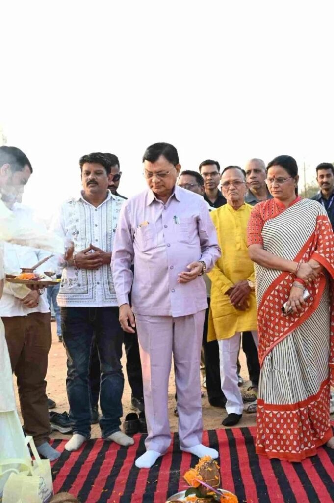(कोरबा) इंदिरा स्टेडियम में सजेगा पटाखा बाजार-कैबिनेट मंत्री और नगर निगम महापौर ने किया भूमि पूजन