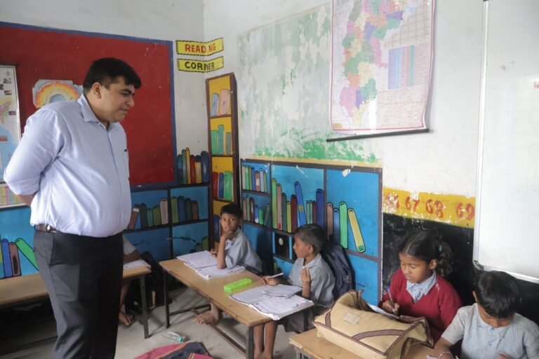(कोरबा) कलेक्टर ने शिक्षक बनकर छात्रों की ली कक्षा